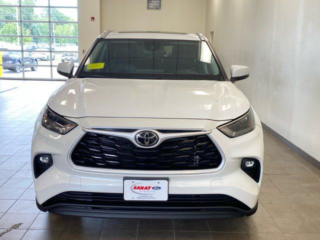 Used 2023 Toyota Highlander XLE AWD/4WD image 3