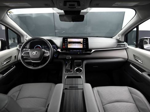 Used 2022 Toyota Sienna Limited image 21