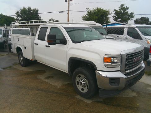 Used 2017 GMC Sierra 2500 Classic W/T image 2