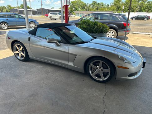 Used 2006 Chevrolet Corvette Convertible w/ 2LT RWD image 2