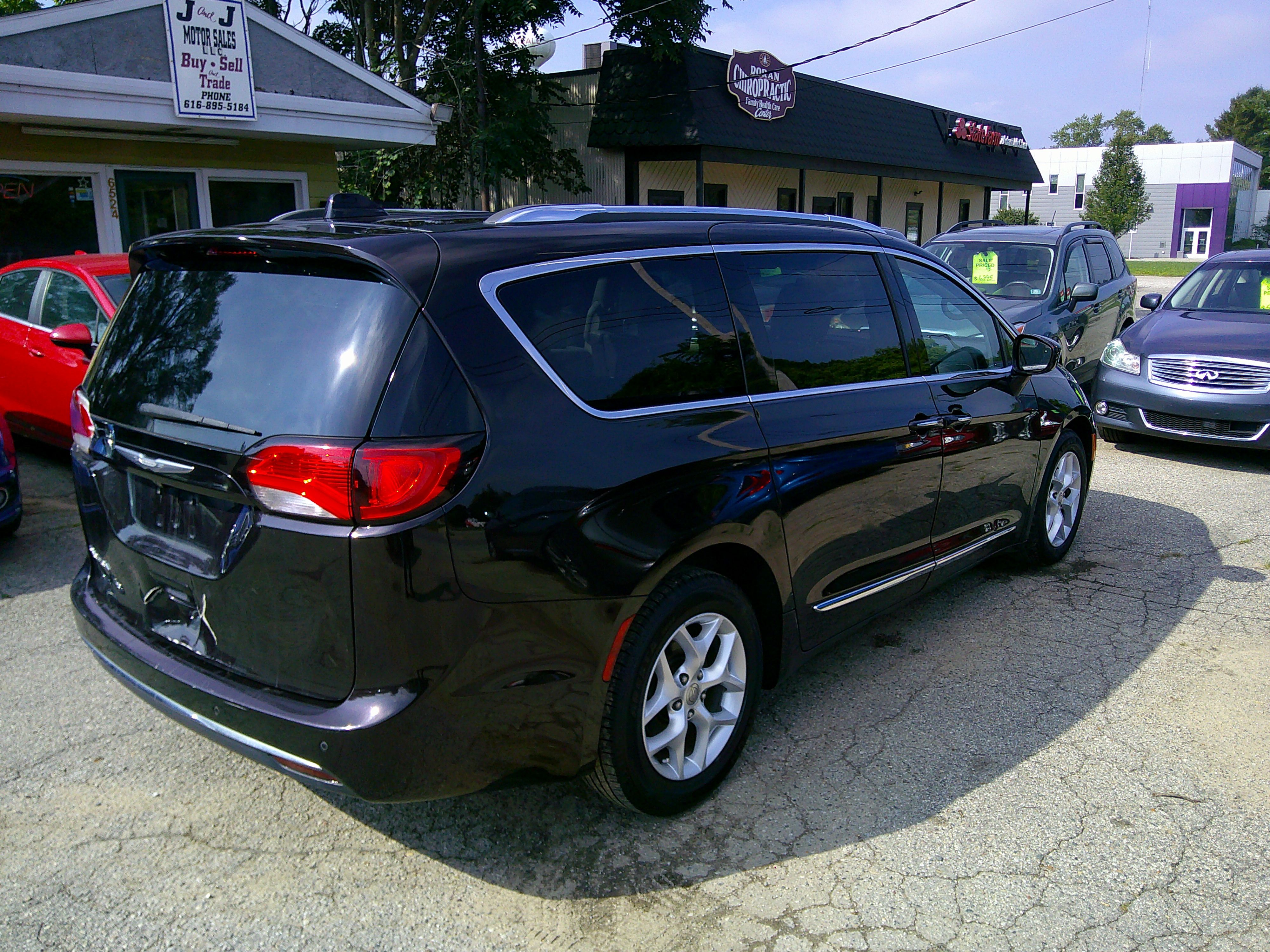 Used 2017 Chrysler Pacifica Touring-L Plus FWD image 4