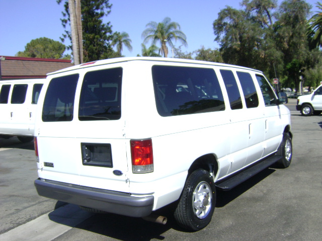 Used 2005 Ford E-350 and Econoline 350 Super Duty Wagon RWD image 7