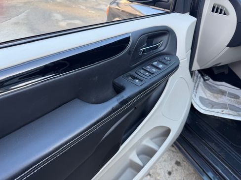 Used 2016 Dodge Grand Caravan image 35