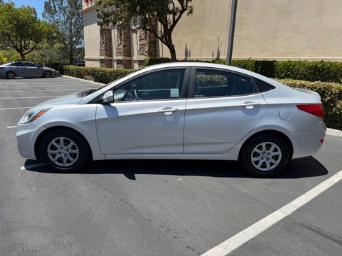 Used 2013 Hyundai Accent GLS Sedan FWD image 3
