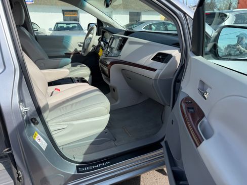 Used 2011 Toyota Sienna XLE image 19