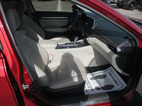 Used 2019 Nissan Altima 2.0 Platinum image 10