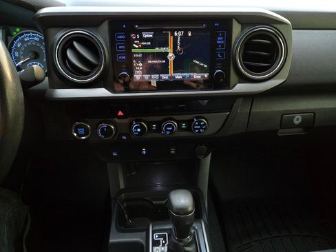 Used 2017 Toyota Tacoma TRD Sport image 29