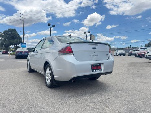 Used 2009 Ford Focus SE Coupe FWD image 6