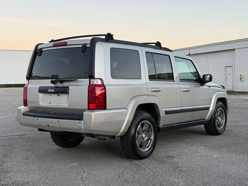 Used 2008 Jeep Commander Sport image 4
