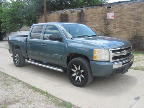 Used 2010 Chevrolet Silverado 1500 2WD Crew Cab LS image 2