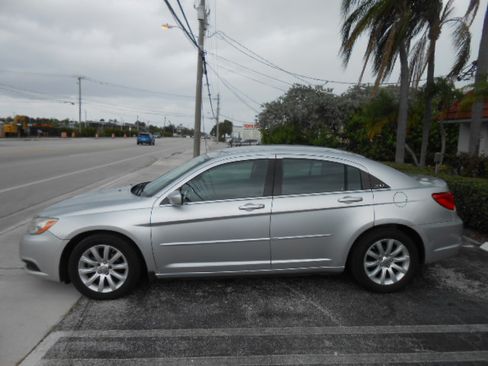 Used 2011 Chrysler 200 Touring Sedan FWD image 2