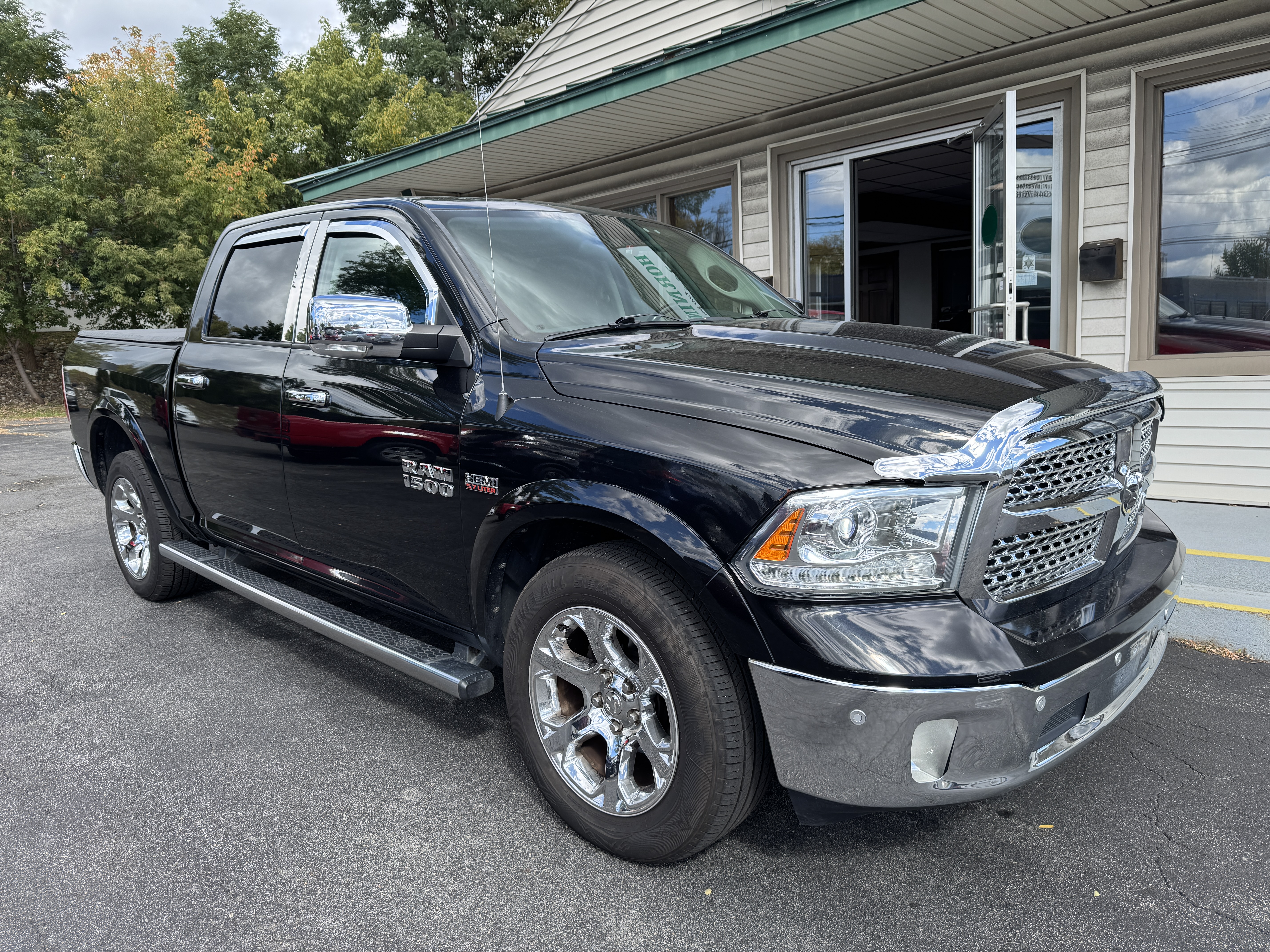 Used 2015 RAM 1500 4x4 Crew Cab Laramie image 2