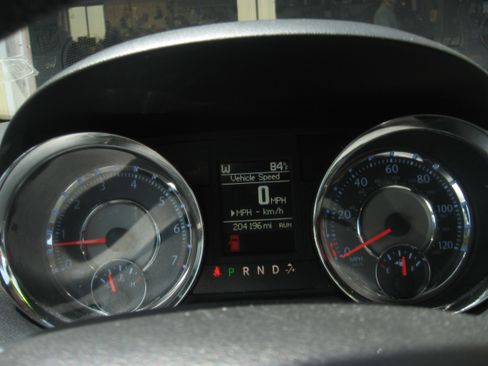 Used 2014 Chrysler Town & Country Touring FWD image 10