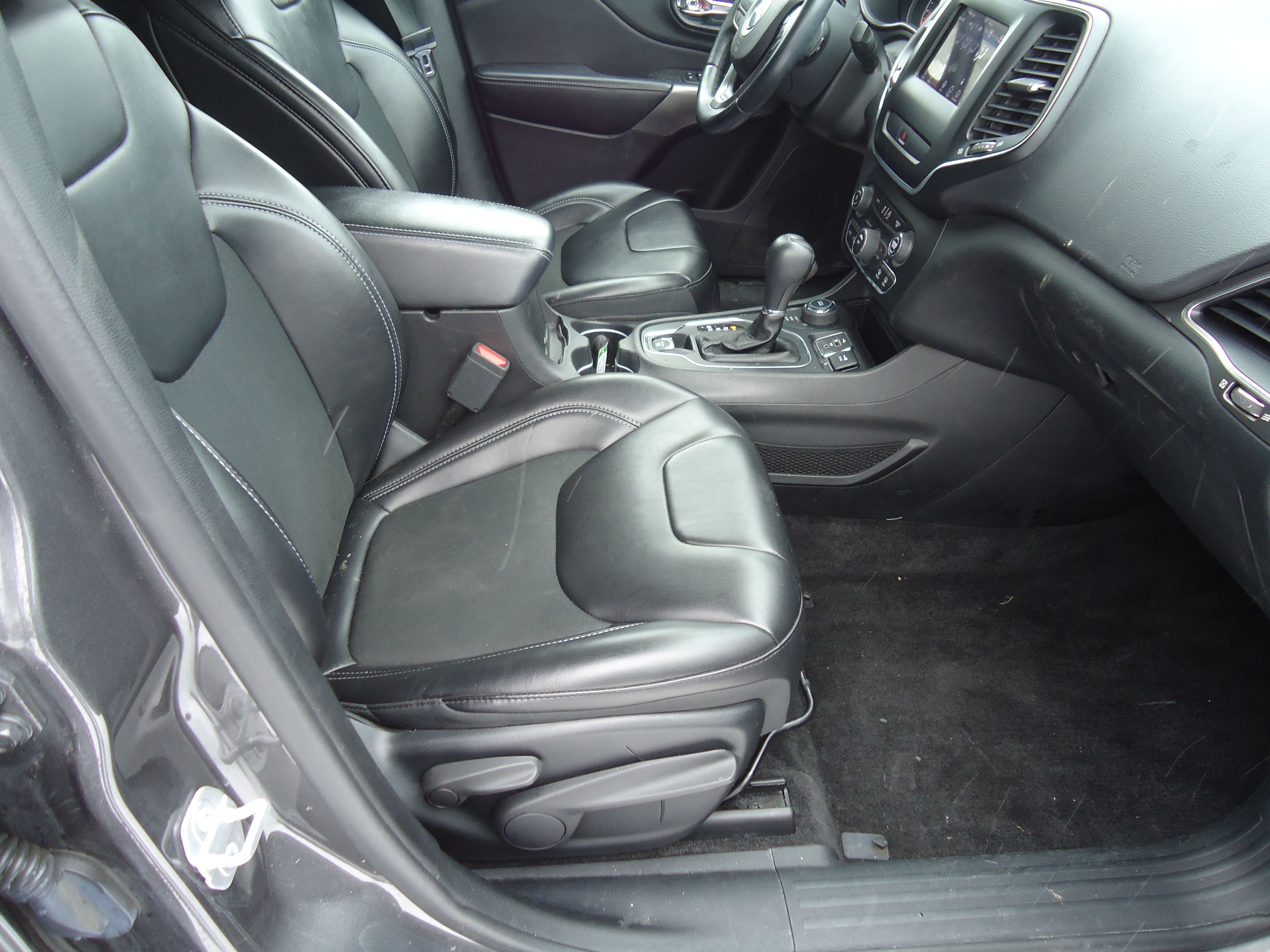 Used 2019 Jeep Cherokee Latitude Plus AWD/4WD image 9
