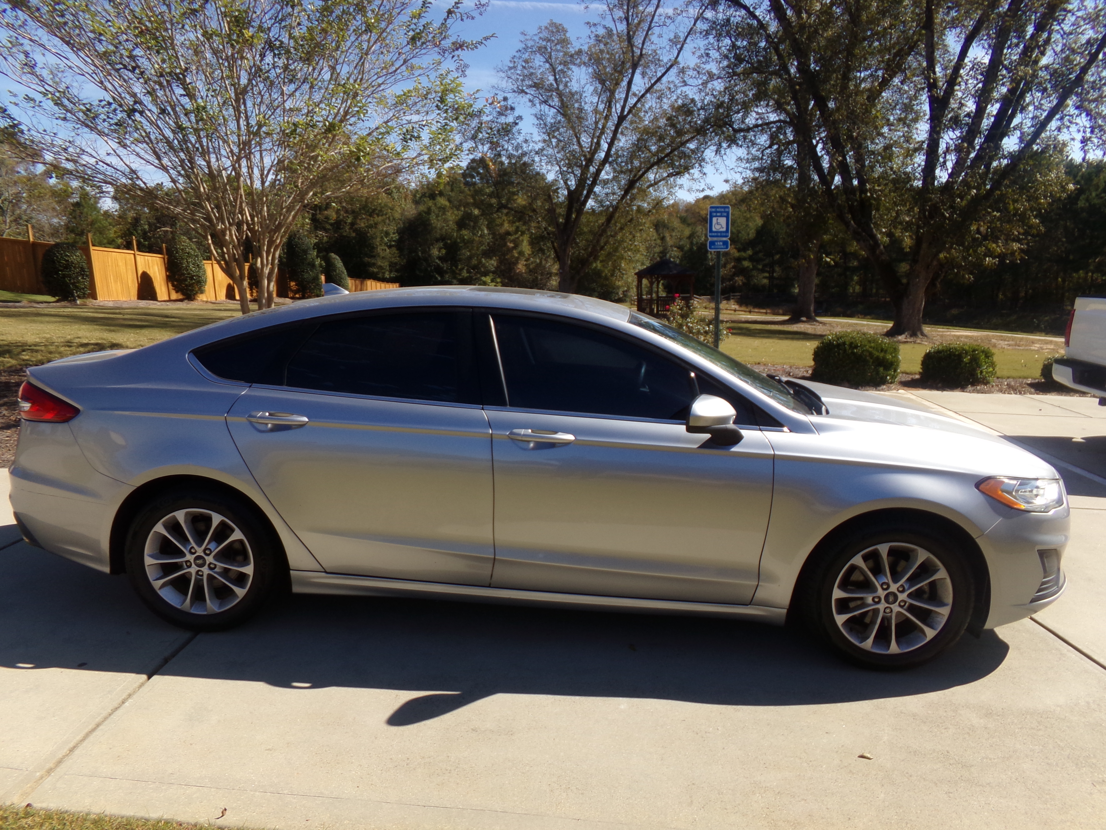 Used 2020 Ford Fusion SE FWD image 6
