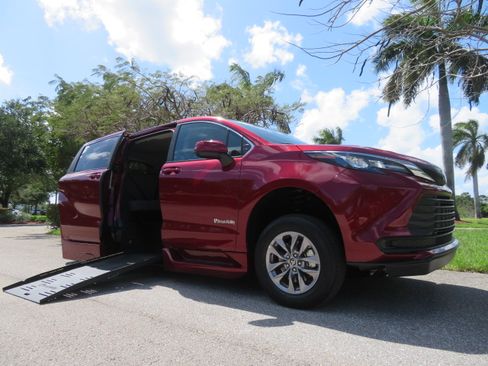 Used 2026 Toyota Sienna LE FWD image 21