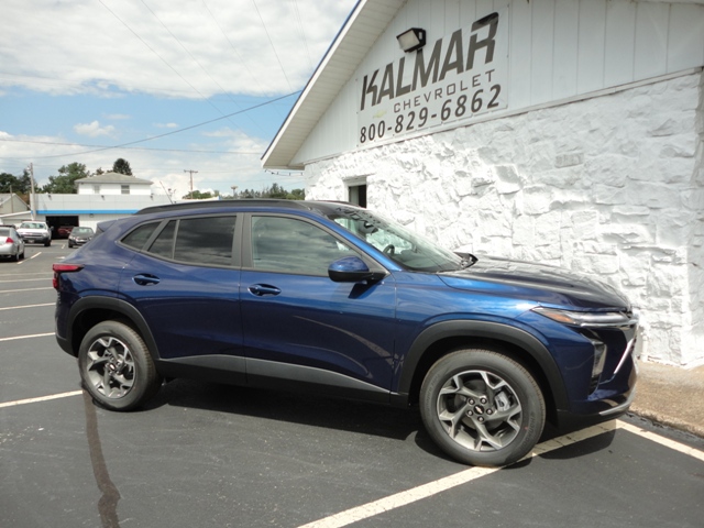 Used 2024 Chevrolet Trax LT FWD image 2