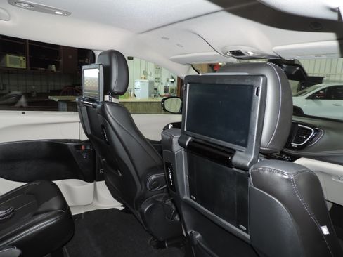 Used 2024 Chrysler Pacifica Touring-L AWD image 28
