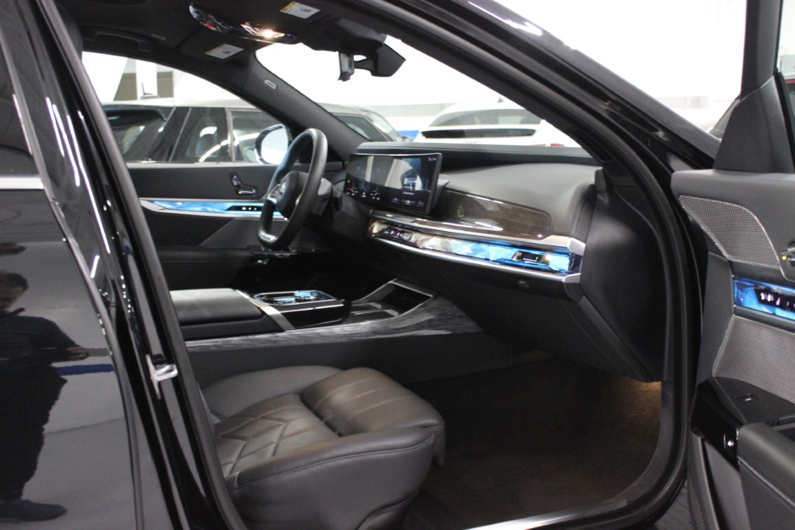 Used 2024 BMW i7 xDrive60 AWD/4WD image 56