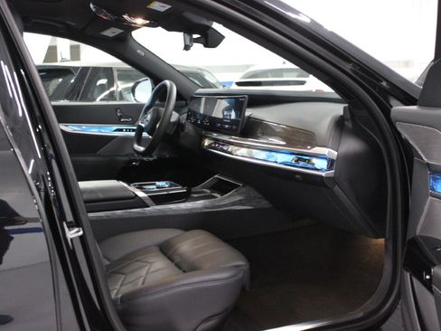 Used 2024 BMW i7 xDrive60 AWD/4WD image 56