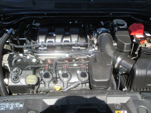 Used 2015 Ford Taurus SEL image 16