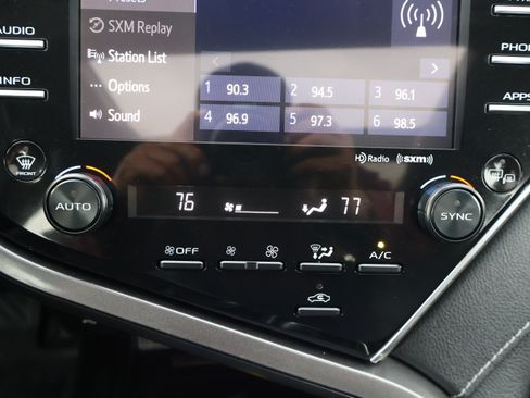 Used 2018 Toyota Camry XSE image 19