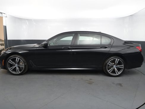 Used 2019 BMW 750i xDrive w/ Executive Package image 2