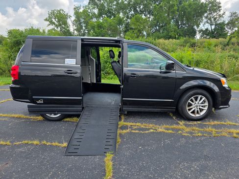 Used 2019 Dodge Grand Caravan SXT image 2