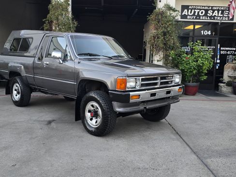 Used 1988 Toyota Pickup Deluxe image 2