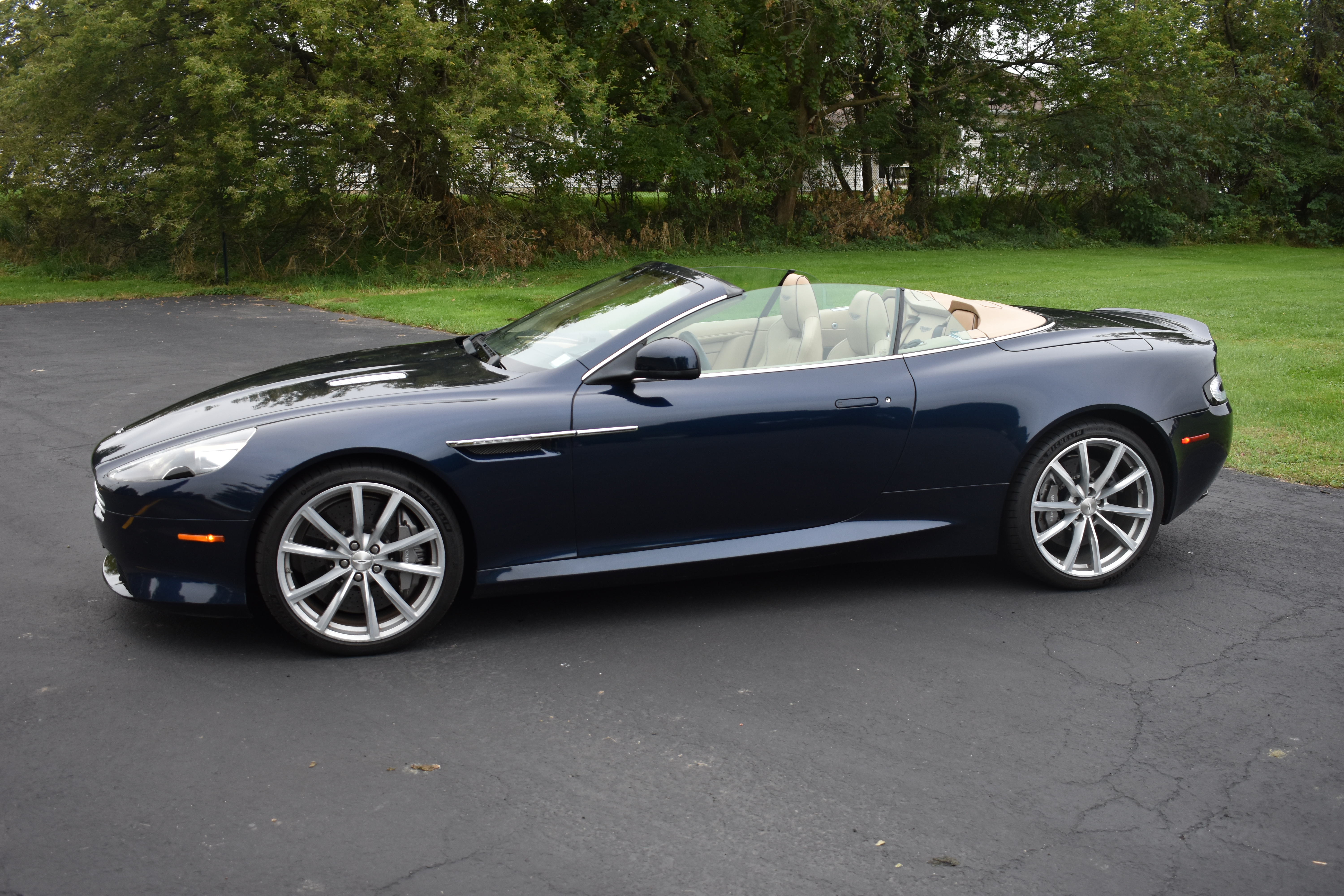 Used 2016 Aston Martin DB9 GT Volante RWD image 5