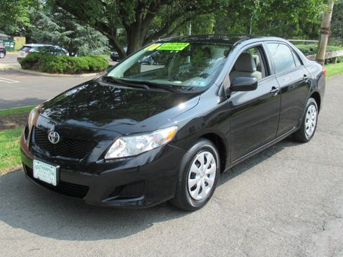 Used 2010 Toyota Corolla LE Sedan FWD image 2