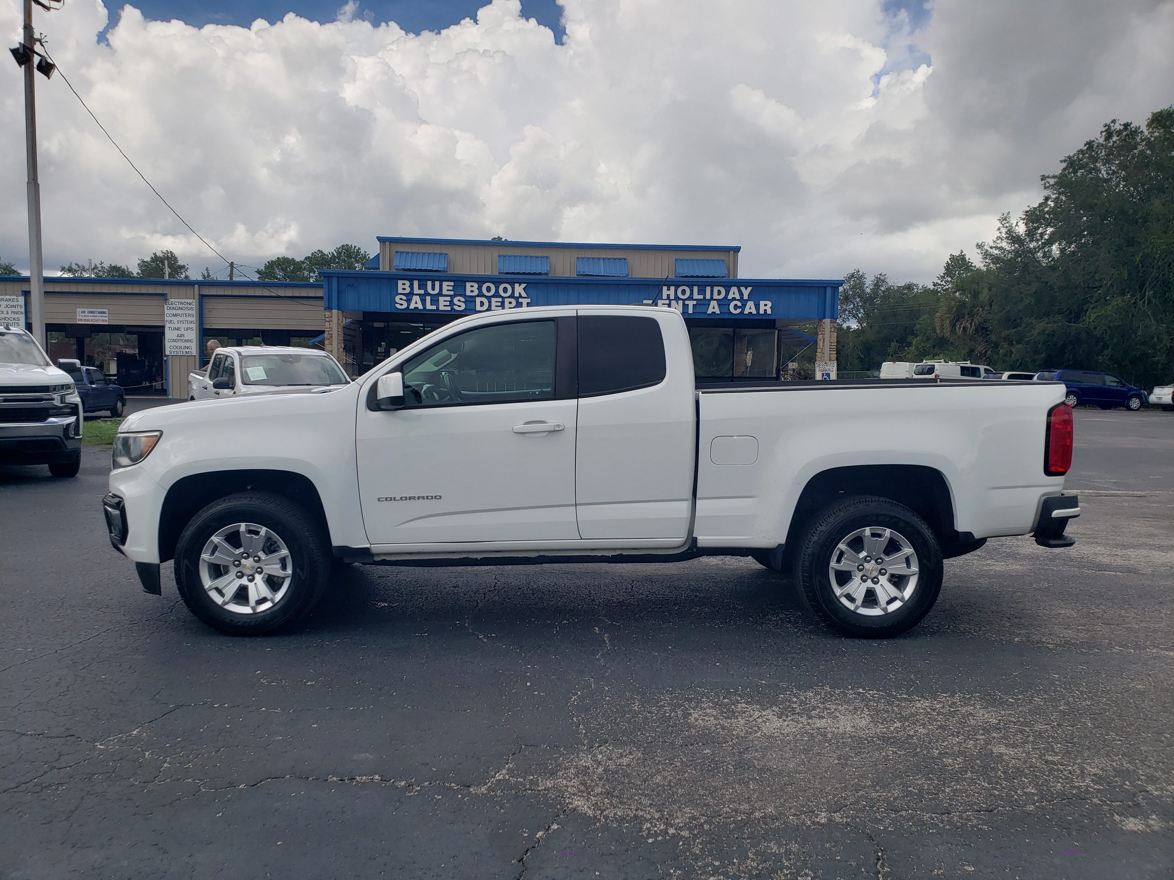 Used 2022 Chevrolet Colorado 2WD Extended Cab LT image 2