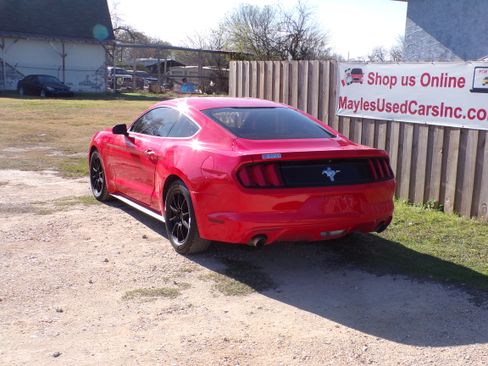 Used 2015 Ford Mustang image 3
