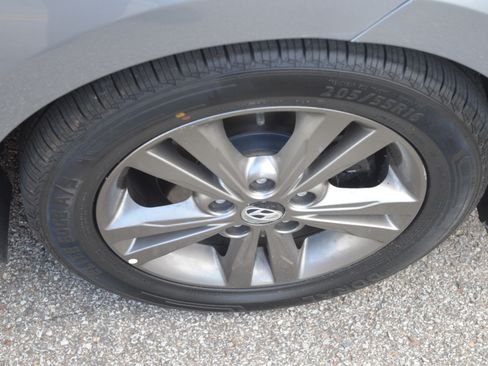 Used 2017 Hyundai Elantra SE FWD image 21