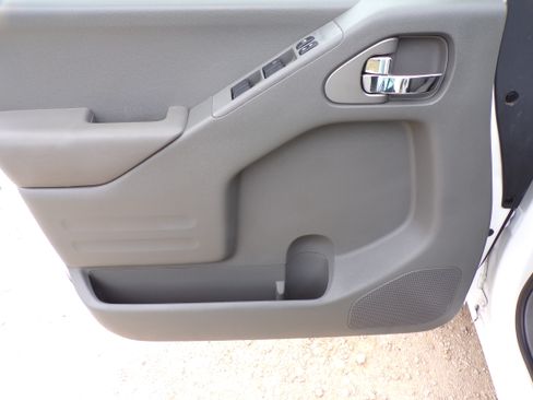 Used 2018 Nissan Frontier SV image 9