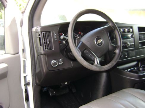 Used 2010 Chevrolet Express 3500 LS image 12