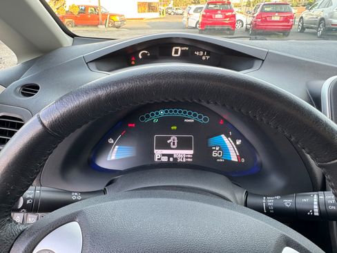 Used 2015 Nissan Leaf S image 27