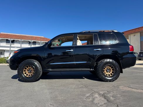 Used 2010 Lexus LX 570 image 1