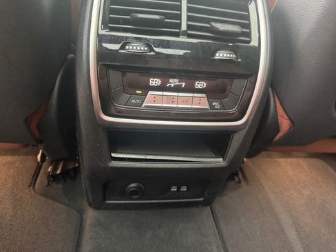 Used 2021 BMW X7 M50i image 19