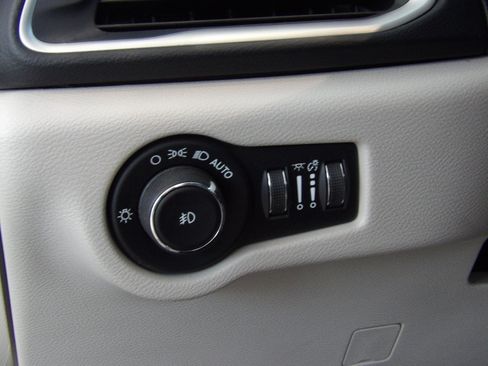 Used 2020 Chrysler Pacifica Touring image 27