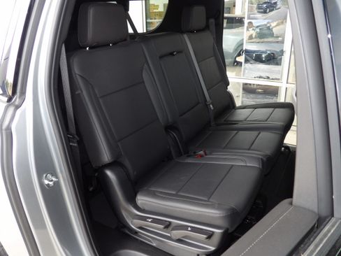 Used 2025 Chevrolet Suburban RST image 26