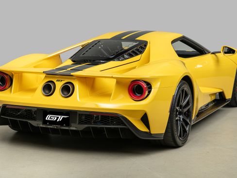 Used 2021 Ford GT Carbon Series RWD image 9