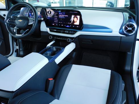 Used 2024 Chevrolet Equinox EV LT image 5