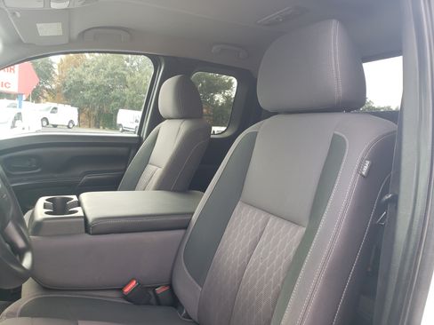 Used 2022 Nissan Titan SE image 18