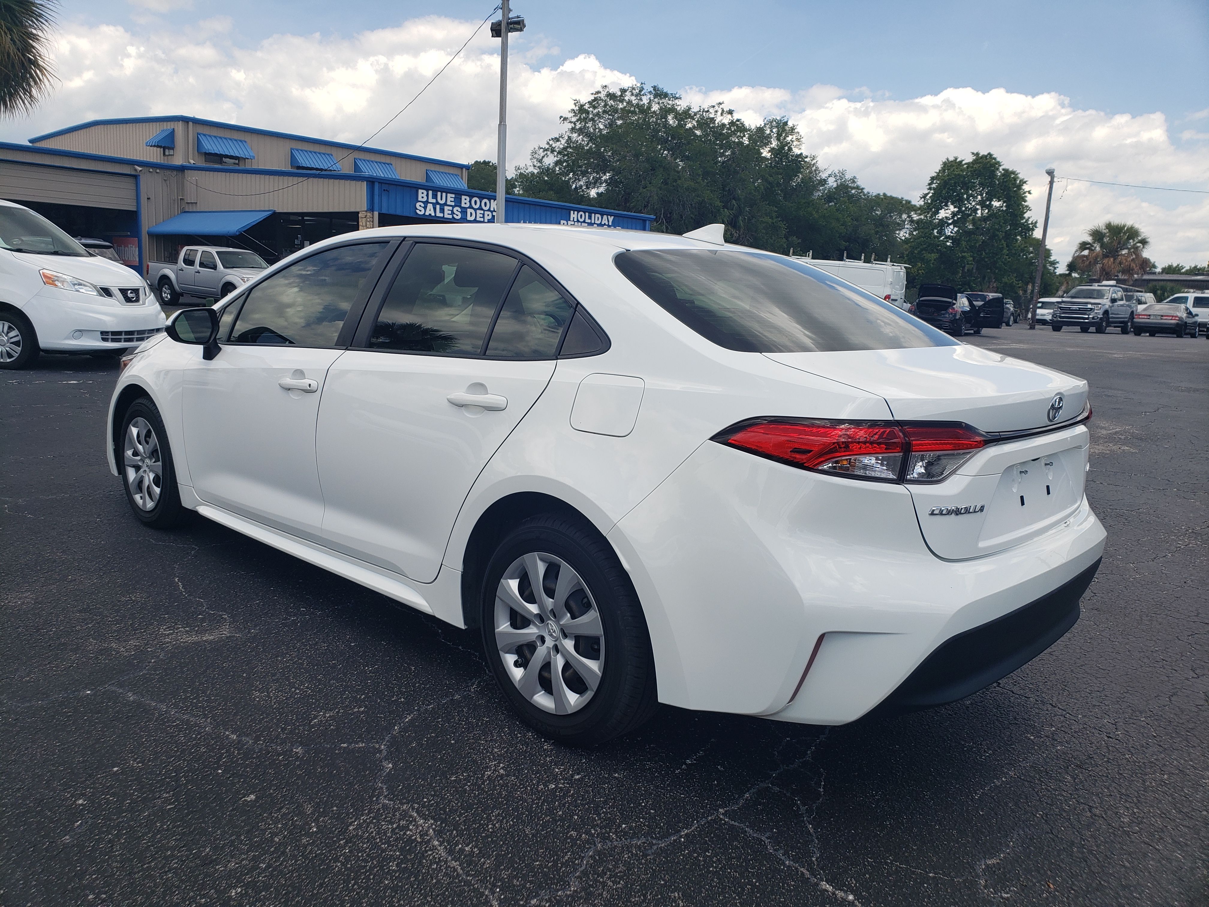 Used 2023 Toyota Corolla LE FWD image 3