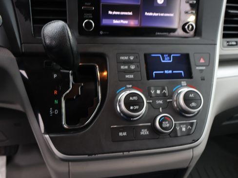 Used 2020 Toyota Sienna LE image 28