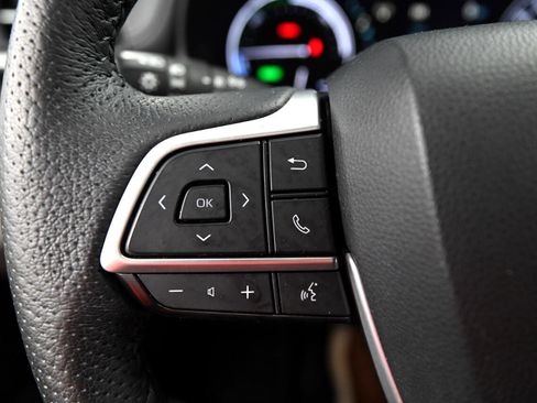 Used 2022 Toyota Sienna Limited image 39