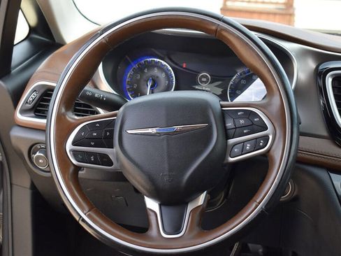 Used 2018 Chrysler Pacifica Limited FWD image 23