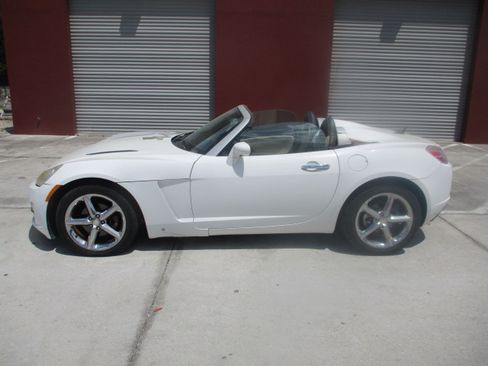 Used 2009 Saturn Sky image 1