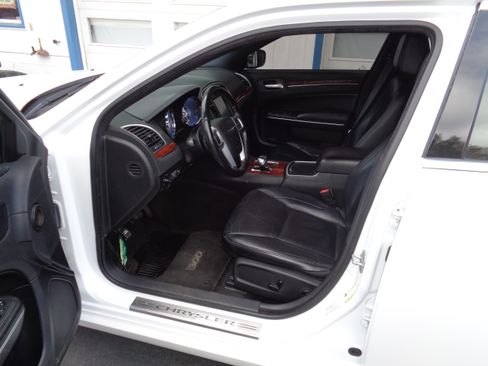 Used 2013 Chrysler 300 image 5